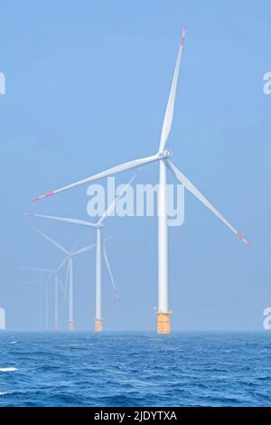 YANTAI, CHINA - 24. JUNI 2022 - das Foto vom 24. Juni 2022 zeigt den Betrieb einer Offshore-Windkraftanlage auf dem South Wind Farm auf dem Shandong PE Stockfoto