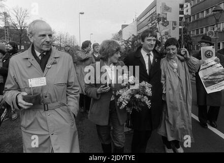 ARCHIVFOTO: Die Politikerin Marieuise BECK feiert ihren 70.. Geburtstag am 25. Juni 2022 gehen die Grünen durch Bonn zum Bundestag, Demonstrationszug, die Politiker Gert BASTIAN, Petra KELLY, Otto SCHILY und Marieluise BECK-OBERDORF (von links) im Gespräch; Kelly trägt einen Blumenstrauß und einen kleinen Blumentopf, Bastian trägt auch einen Blumentopf, Beck-Oberdorf hat einen kleinen Baum schultert; die Grünen treten erstmals in den Deutschen Bundestag ein, konstituierende Sitzung des Deutschen Bundestages in Bonn, SW-Foto, 29. März 1983. Stockfoto