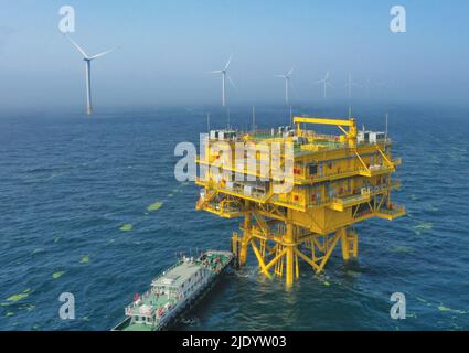 YANTAI, CHINA - 24. JUNI 2022 - Offshore-Windenergieanlagen und Offshore-Booster-Anlagen sind im Windkraftwerk Shandong Peninsula South in Betrieb Stockfoto