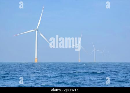 YANTAI, CHINA - 24. JUNI 2022 - das Foto vom 24. Juni 2022 zeigt den Betrieb einer Offshore-Windkraftanlage auf dem South Wind Farm auf dem Shandong PE Stockfoto