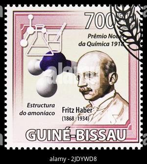 MOSKAU, RUSSLAND - 17. JUNI 2022: Die in Guinea-Bissau gedruckte Briefmarke zeigt Fritz Haber, Nobelpreisserie, um 2009 Stockfoto