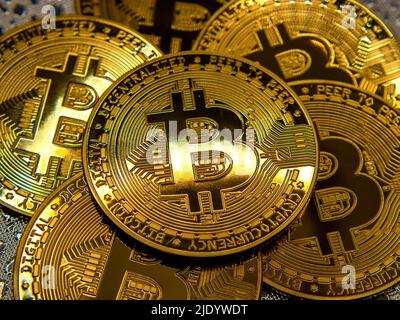 Nahaufnahme Schuss Gruppe von goldenen Metallmünzen Bitcoin Stockfoto