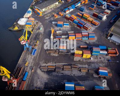 Königsberg, Russland - 12,2021. Oktober: Drohnenansicht von Schiffen, die am grauen Tag mit vielen Frachtcontainern im Handelshafen angedockt sind Stockfoto