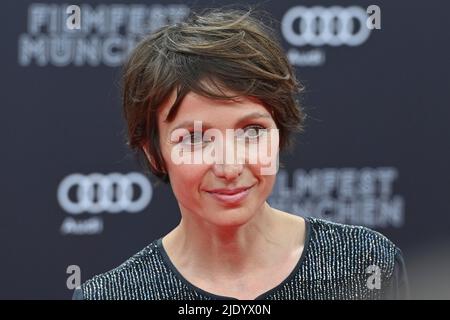 Julia KOSCHITZ (Schauspielerin), Einzelbild, Einzelbild ausschneiden, Porträt, Porträt, Hochformat. Roter Teppich, Roter Teppich, Eröffnung 39. Filmfest München am 06/23/2022.Gasteig HP8. Stockfoto