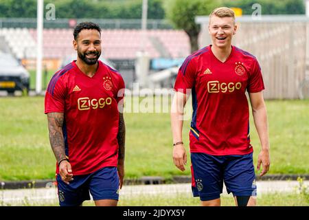 AMSTERDAM, NIEDERLANDE - 24. JUNI: Sean Klaiber von Ajax, Perr Schuurs von Ajax während der ersten Trainingssaison 2022/2023 von Ajax im sportpark De Toekomst am 24. Juni 2022 in Amsterdam, Niederlande. (Foto von Joris Verwijst/Orange Picturs) Stockfoto