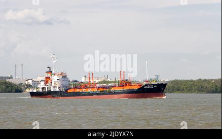 SAMUT PRAKAN, THAILAND, APR 01 2022, das Schiff Pilatus 35 ein LPG-Tanker fährt auf dem Chao Phraya Fluss Stockfoto