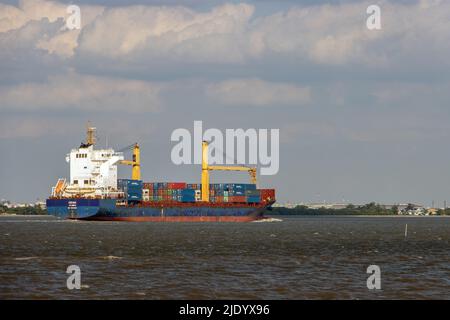 SAMUT PRAKAN, THAILAND, APR 01 2022, das Containerschiff OCEANA, das mit Containern beladen ist, fährt vom Chao Phraya River aus Stockfoto