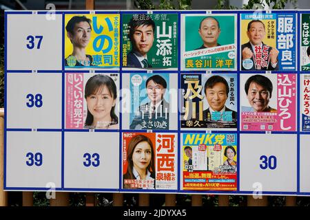 Tokio, Japan. 24.. Juni 2022. Die Poster der Kandidaten für die bevorstehenden Oberhauswahlen sind vor der Takadanobaba Station in Tokio ausgestellt. Die Oberhauswahlen finden am 10. Juli statt. (Bild: © Rodrigo Reyes Marin/ZUMA Press Wire) Stockfoto