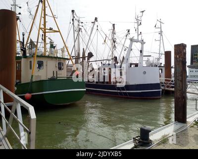 Garnelenfischertrawler werden im Hafen einer Stadt an der deutschen Nordseeküste angedockt Stockfoto