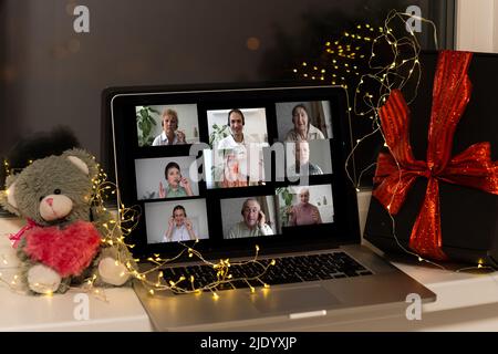 Virtual Wine Tasting Dinner Video Conference Online Event Bildschirm Stockfoto