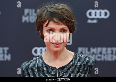 Julia KOSCHITZ (Schauspielerin), Einzelbild, Einzelbild ausschneiden, Porträt, Porträt, Hochformat. Roter Teppich, Roter Teppich, Eröffnung 39. Filmfest München am 06/23/2022.Gasteig HP8. Stockfoto