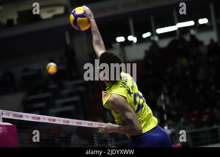 ISTANBUL, TÜRKEI - 23. JANUAR 2022: Melissa Vargas macht sich vor dem Spiel Fenerbahce Opet gegen Vakifbank Turkish Sultans League in Burhan Felek Sport warm Stockfoto