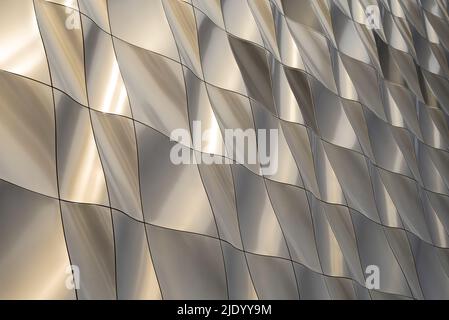 Skulpturales, zeitgenössisches Design, 3D verkleidete Gebäude, Metallpaneele. Perforierte Paneele verbergen Fenster. Moderne Architektur. Stockfoto