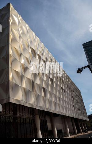 Skulpturales, zeitgenössisches Design, 3D verkleidete Gebäude, Metallpaneele. Perforierte Paneele verbergen Fenster. Moderne Architektur. Stockfoto