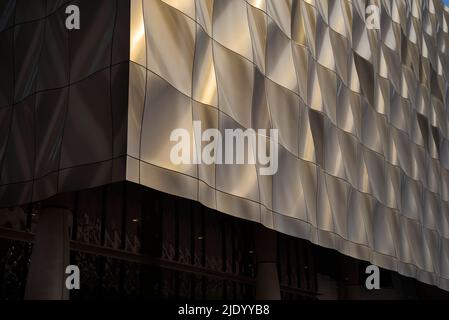 Skulpturales, zeitgenössisches Design, 3D verkleidete Gebäude, Metallpaneele. Perforierte Paneele verbergen Fenster. Moderne Architektur. Stockfoto