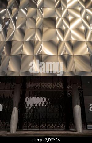 Skulpturales, zeitgenössisches Design, 3D verkleidete Gebäude, Metallpaneele. Perforierte Paneele verbergen Fenster. Moderne Architektur. Stockfoto