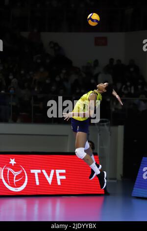 ISTANBUL, TÜRKEI - 23. JANUAR 2022: Melissa Vargas dient während des Spiels Fenerbahce Opet gegen Vakifbank Turkish Sultans League in der Burhan Felek Sport Hall Stockfoto