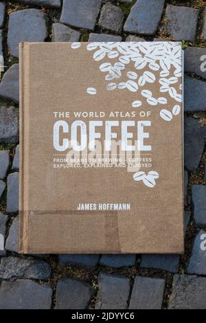 Berlin, Deutschland, Juni 2022, zur Veranschaulichung Editorial: Der Weltatlas des Kaffees Buch von James Hoffmann. Stockfoto