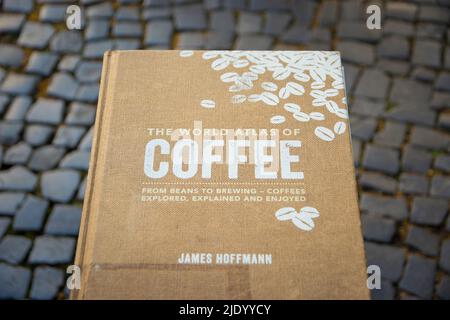 Berlin, Deutschland, Juni 2022, zur Veranschaulichung Editorial: Der Weltatlas des Kaffees Buch von James Hoffmann. Stockfoto