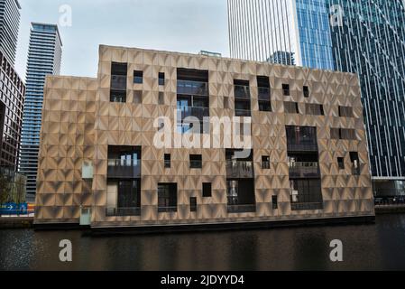 Skulpturales, zeitgenössisches Design, 3D verkleidete Gebäude, Metallpaneele. Perforierte Paneele verbergen Fenster. Moderne Architektur. Stockfoto