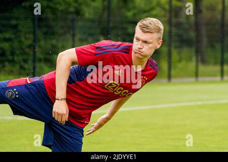 AMSTERDAM, NIEDERLANDE - 24. JUNI: Perr Schuurs von Ajax während der ersten Trainingssaison 2022/2023 von Ajax im sportpark De Toekomst am 24. Juni 2022 in Amsterdam, Niederlande. (Foto von Joris Verwijst/Orange Picturs) Stockfoto