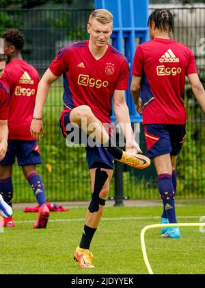 AMSTERDAM, NIEDERLANDE - 24. JUNI: Perr Schuurs von Ajax während der ersten Trainingssaison 2022/2023 von Ajax im sportpark De Toekomst am 24. Juni 2022 in Amsterdam, Niederlande. (Foto von Joris Verwijst/Orange Picturs) Stockfoto