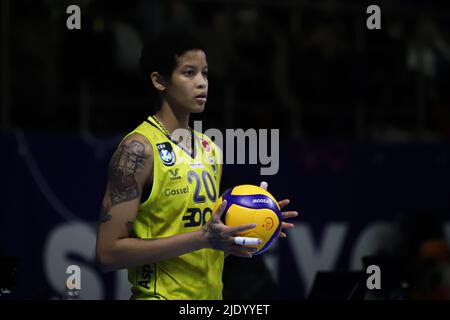 ISTANBUL, TÜRKEI - 23. JANUAR 2022: Melissa Vargas dient während des Spiels Fenerbahce Opet gegen Vakifbank Turkish Sultans League in der Burhan Felek Sport Hall Stockfoto