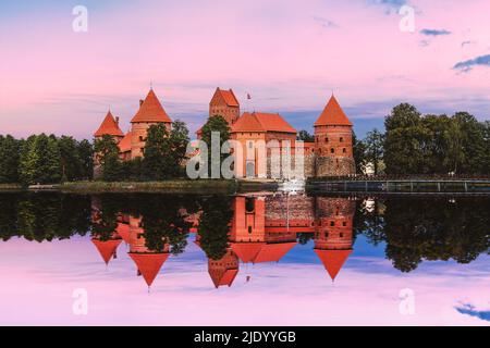 Sonnenuntergang über dem Schloss Trakai in der Nähe von Vilnius, Litauen. Insel Burg Reflexion im See. Stockfoto