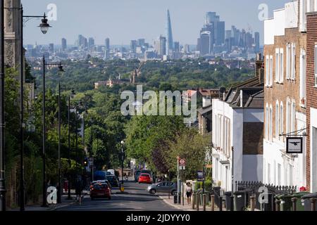 Fußgänger und Verkehr auf dem Gipsy Hill im Süden Londons, am 22.. Juni 2022 in London, England. Stockfoto