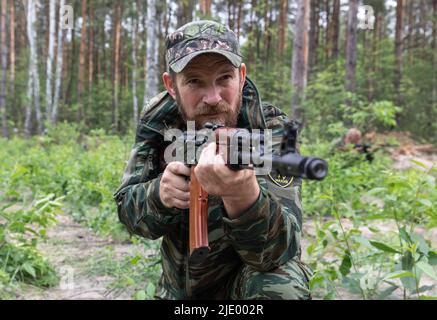 KIEW, UKRAINE - 17. Juni 2022: Krieg in der Ukraine. Kampftraining der Bucha Territorial Defense Mitglieder in Kiew Region, Ukraine Stockfoto