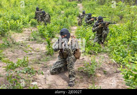 KIEW, UKRAINE - 17. Juni 2022: Krieg in der Ukraine. Kampftraining der Bucha Territorial Defense Mitglieder in Kiew Region, Ukraine Stockfoto