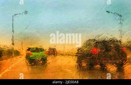 Autos, die bei starkem Regen auf der Autobahn unterwegs sind. Foto, das durch ein regenbespritzertes Autofenster aufgenommen wurde. Stockfoto