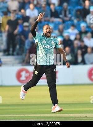 Hove UK 23. 1. June 2022 - Chris Jordan Kapitän von Surrey Bowling während des Vitality Blast Spiels T20 zwischen Sussex Sharks und Surrey im Central County Ground Hove . : Credit Simon Dack / Alamy Live News Stockfoto