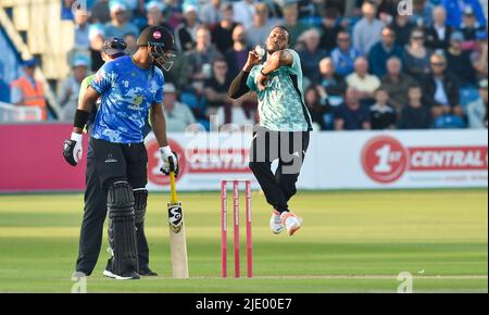 Hove UK 23. 1. June 2022 - Chris Jordan Kapitän von Surrey Bowling während des Vitality Blast Spiels T20 zwischen Sussex Sharks und Surrey im Central County Ground Hove . : Credit Simon Dack / Alamy Live News Stockfoto