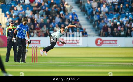 Hove UK 23. 1. June 2022 - Chris Jordan Kapitän von Surrey Bowling während des Vitality Blast Spiels T20 zwischen Sussex Sharks und Surrey im Central County Ground Hove . : Credit Simon Dack / Alamy Live News Stockfoto