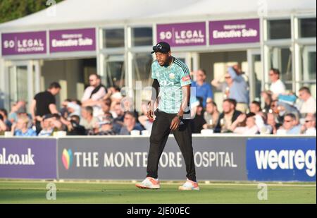 Hove UK 23. June 2022 - Chris Jordan Kapitän von Surrey während des Vitality Blast-Spiels T20 zwischen Sussex Sharks und Surrey im Central County Ground Hove 1. . : Credit Simon Dack / Alamy Live News Stockfoto