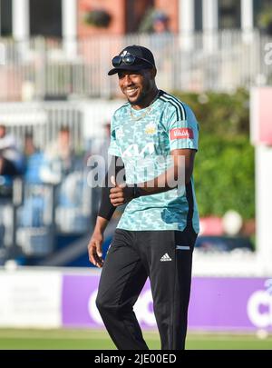 Hove UK 23. June 2022 - Chris Jordan Kapitän von Surrey während des Vitality Blast-Spiels T20 zwischen Sussex Sharks und Surrey im Central County Ground Hove 1. . : Credit Simon Dack / Alamy Live News Stockfoto