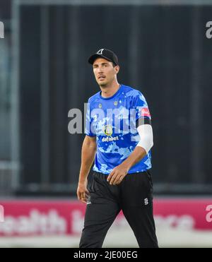 Hove UK 23. June 2022 - Steven Finn von Sussex Sharks während des Vitality Blast-Matches T20 zwischen Sussex Sharks und Surrey im Central County Ground Hove 1. . : Credit Simon Dack / Alamy Live News Stockfoto