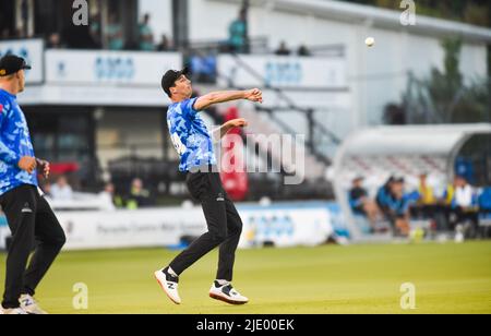 Hove UK 23. June 2022 - Steven Finn von Sussex Sharks während des Vitality Blast-Matches T20 zwischen Sussex Sharks und Surrey im Central County Ground Hove 1. . : Credit Simon Dack / Alamy Live News Stockfoto