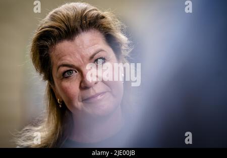 2022-06-24 10:21:07 DEN HAAG - Christianne van der Wal-Zeggelink, Ministerin für Natur und Stickstoff, bei der Ankunft am Binnenhof für den wöchentlichen Ministerrat. ANP BART MAAT niederlande Out - belgien Out Stockfoto