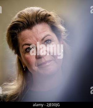 2022-06-24 10:21:08 DEN HAAG - Christianne van der Wal-Zeggelink, Ministerin für Natur und Stickstoff, bei der Ankunft am Binnenhof für den wöchentlichen Ministerrat. ANP BART MAAT niederlande Out - belgien Out Stockfoto