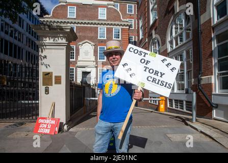 London, England, Großbritannien. 24.. Juni 2022. Die Demonstranten von ANT Boris Johnson feiern Nachwahlergebnisse vor dem Hauptquartier der Konservativen Kampagne in Westminster, da die Partei sowohl in Devon als auch in Wakefield verliert. (Bild: © Tayfun Salci/ZUMA Press Wire) Stockfoto