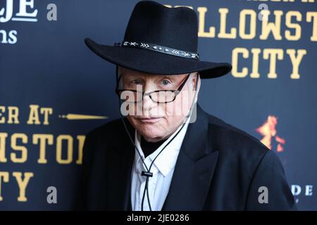 Los Angeles, Usa. 23.. Juni 2022. LOS ANGELES, KALIFORNIEN, USA - 23. JUNI: Der amerikanische Schauspieler Richard Dreyfuss kommt zur Los Angeles-Premiere von RLJE Films' 'Murder at Yellowstone City', die am 23. Juni 2022 im Harmony Gold Theatre in Los Angeles, Kalifornien, USA, stattfand. (Foto von Xavier Collin/Image Press Agency) Quelle: Image Press Agency/Alamy Live News Stockfoto