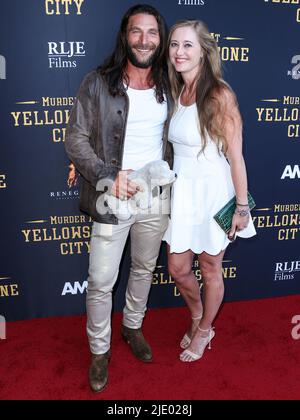 Los Angeles, Usa. 23.. Juni 2022. LOS ANGELES, KALIFORNIEN, USA - 23. JUNI: Der amerikanische Filmschauspieler Zach McGowan und seine Frau Emily Johnson kommen zur Los Angeles Premiere von RLJE Films' 'Murder at Yellowstone City', die am 23. Juni 2022 im Harmony Gold Theatre in Los Angeles, Kalifornien, USA, stattfand. (Foto von Xavier Collin/Image Press Agency) Quelle: Image Press Agency/Alamy Live News Stockfoto