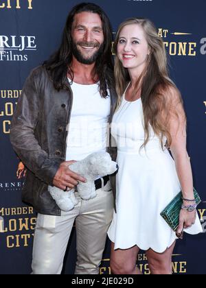 Los Angeles, Usa. 23.. Juni 2022. LOS ANGELES, KALIFORNIEN, USA - 23. JUNI: Der amerikanische Filmschauspieler Zach McGowan und seine Frau Emily Johnson kommen zur Los Angeles Premiere von RLJE Films' 'Murder at Yellowstone City', die am 23. Juni 2022 im Harmony Gold Theatre in Los Angeles, Kalifornien, USA, stattfand. (Foto von Xavier Collin/Image Press Agency) Quelle: Image Press Agency/Alamy Live News Stockfoto