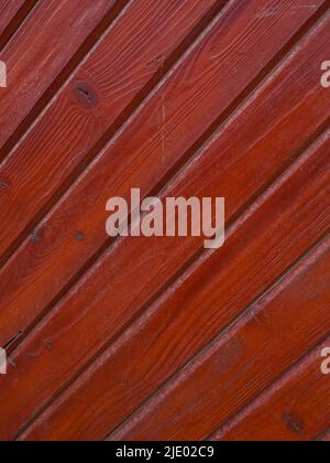 Bild von alten Brettern mit diagonaler roter Farbe Stockfoto