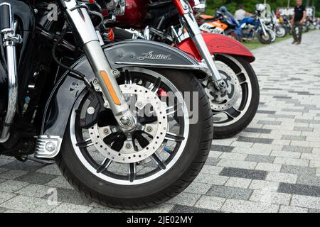 Chelm, Lubelskie, Polen - 18. Juni 2022: Motorrad-Ausstellung in Chelm auf der MotoKropla 2022, Motorrad-Festival Stockfoto