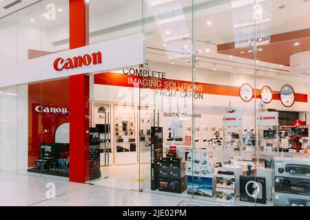 Dubai, VAE, Vereinigte Arabische Emirate - 28. Mai 2021: Blick auf den Canon Store im Einkaufszentrum. Moderner Canon Markenladen. Digitalkameras der Marke Canon Stockfoto