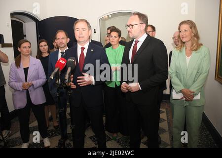 Kopenhagen /Dänemark/24 June 2022/Dänemarks Minister für Finane Ncolaai Wmmen und Minister für Steuern und Renuve Jeppe Bruus und minitre für Klima und Energie Dan Jorgensen alle Sozialdemokraten und fast alle dänischen politischen Parteien sind sich einig, dass sie Rentnern helfen, die Menschen wieder binden, steuerfrei 5000.dk danish korner oder Gas und Heizung zu geben Extra teuer wegen eto Ukraine und Russland Krieg und auch Auswirkungen dänischen Nation mit hohen Lebensmittelpreis und Benzin und andere, alle Parteien heute einig und halten gemeinsame Pressekonferenz, Konferenz im Finanzministerium in der dänischen Hauptstadt. (Foto..Francis Joseph Dean/Dean Picturs. Stockfoto