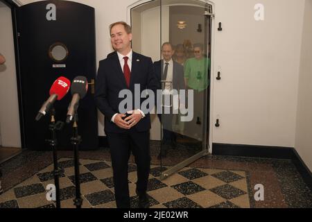 Kopenhagen /Dänemark/24 June 2022/Dänemarks Minister für Finane Ncolaai Wmmen und Minister für Steuern und Renuve Jeppe Bruus und minitre für Klima und Energie Dan Jorgensen alle Sozialdemokraten und fast alle dänischen politischen Parteien sind sich einig, dass sie Rentnern helfen, die Menschen wieder binden, steuerfrei 5000.dk danish korner oder Gas und Heizung zu geben Extra teuer wegen eto Ukraine und Russland Krieg und auch Auswirkungen dänischen Nation mit hohen Lebensmittelpreis und Benzin und andere, alle Parteien heute einig und halten gemeinsame Pressekonferenz, Konferenz im Finanzministerium in der dänischen Hauptstadt. (Foto..Francis Joseph Dean/Dean Picturs. Stockfoto